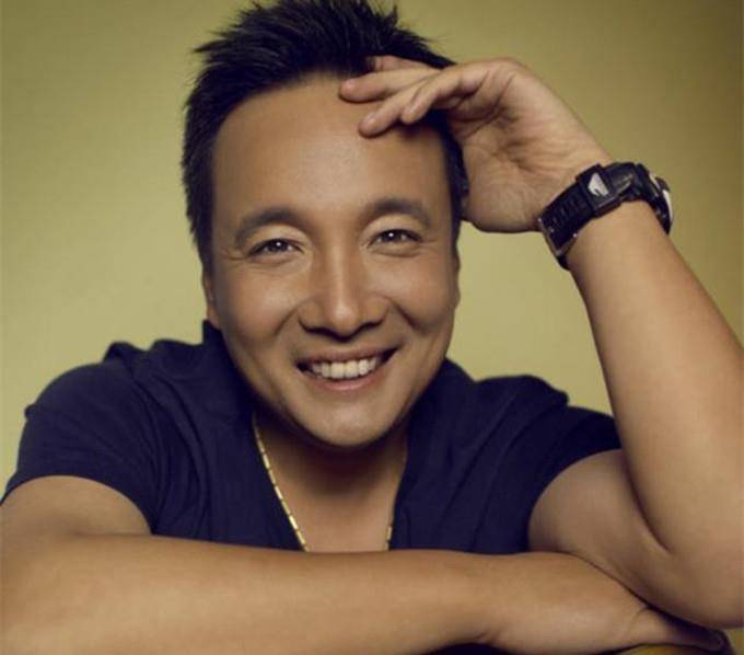 52岁苗皓钧太敬业,脚部受伤坐轮椅仍不休息,坚持跪着把戏演完