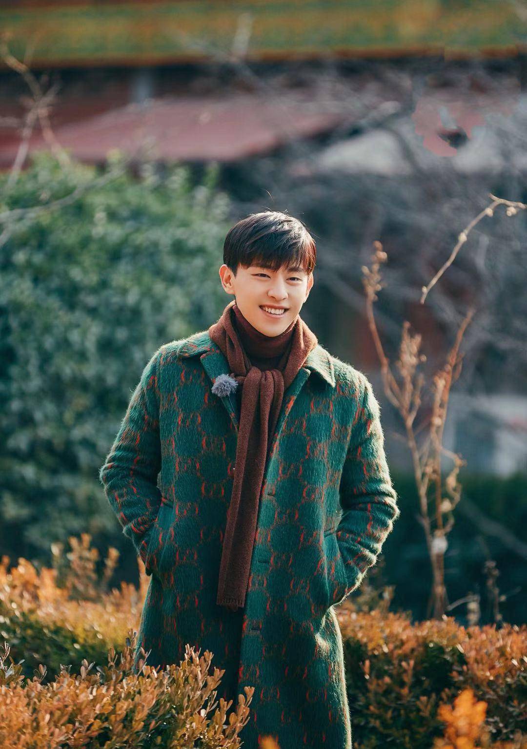 邓伦 邓伦大衣穿出新花样！红配绿不仅不难看，穿上之后帅气十足