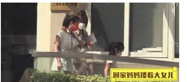 身材 马伊琍母女仨亮相，13岁长女穿妈妈同款发育更成熟，个子已赶超