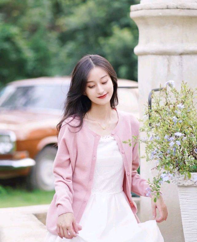 服装 爱美的女人没有年龄界限，只要会穿衣搭配，照样可以美得肆无忌惮