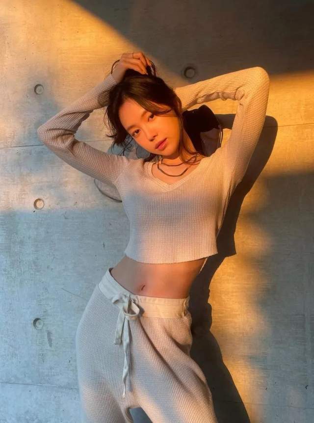 脸部失去“百亿刘海”，LISA还是人间芭比吗？