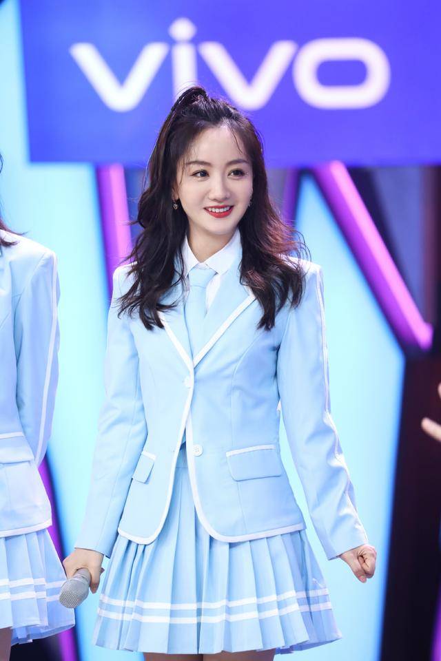 校服 杨蓉真有39岁了？穿一身天蓝色校服look俏甜美，嫩得跟19岁似的