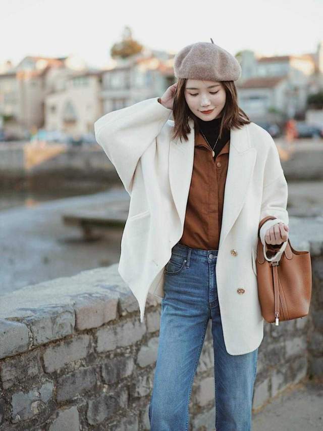 毛衣 秋季，小个子怎么穿才好看？驼色外套搭配白色半身裙，高级又洋气