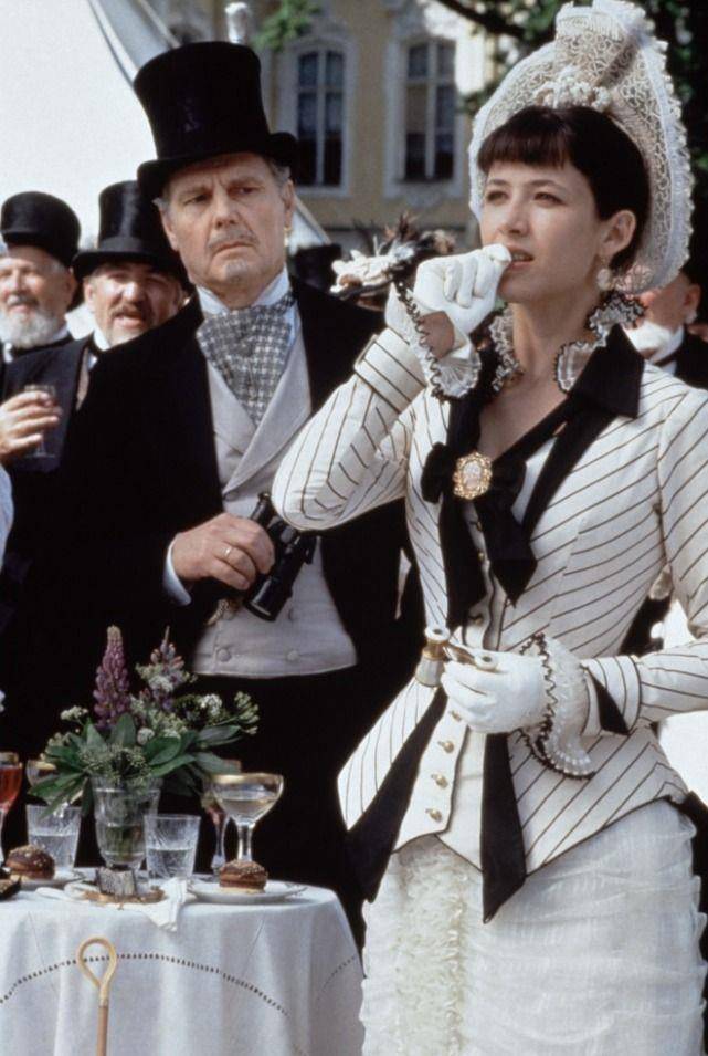 巴斯尔 欧洲古典服饰|这6部电影里有最好看的巴斯尔裙