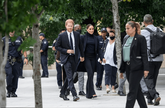 MaxMara 梅根重回高光时刻！换成驼色大衣好高贵，27度的天气穿冬装遭嘲笑