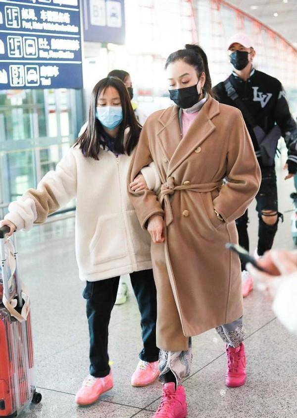 身材 钟丽缇真不显老，驼色大衣配印花裤，50岁穿得比女儿还要潮