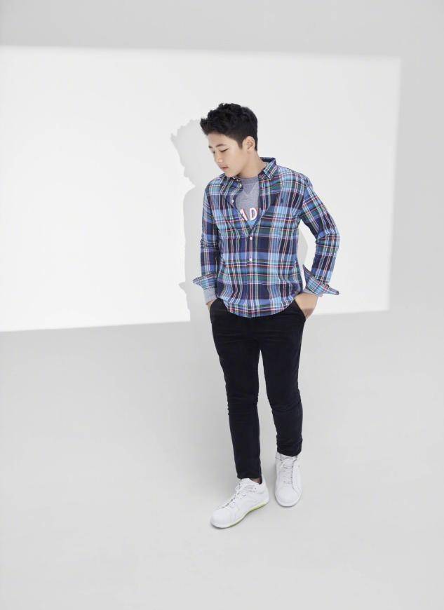 身材 郭涛14岁儿子疯长!首穿西装妈妈都得仰望,壮硕身材太有安全感