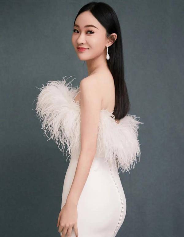 身材 霍思燕穿得好“妖艳”薄纱服大胆的秀香肩玉背 妆化得太浓