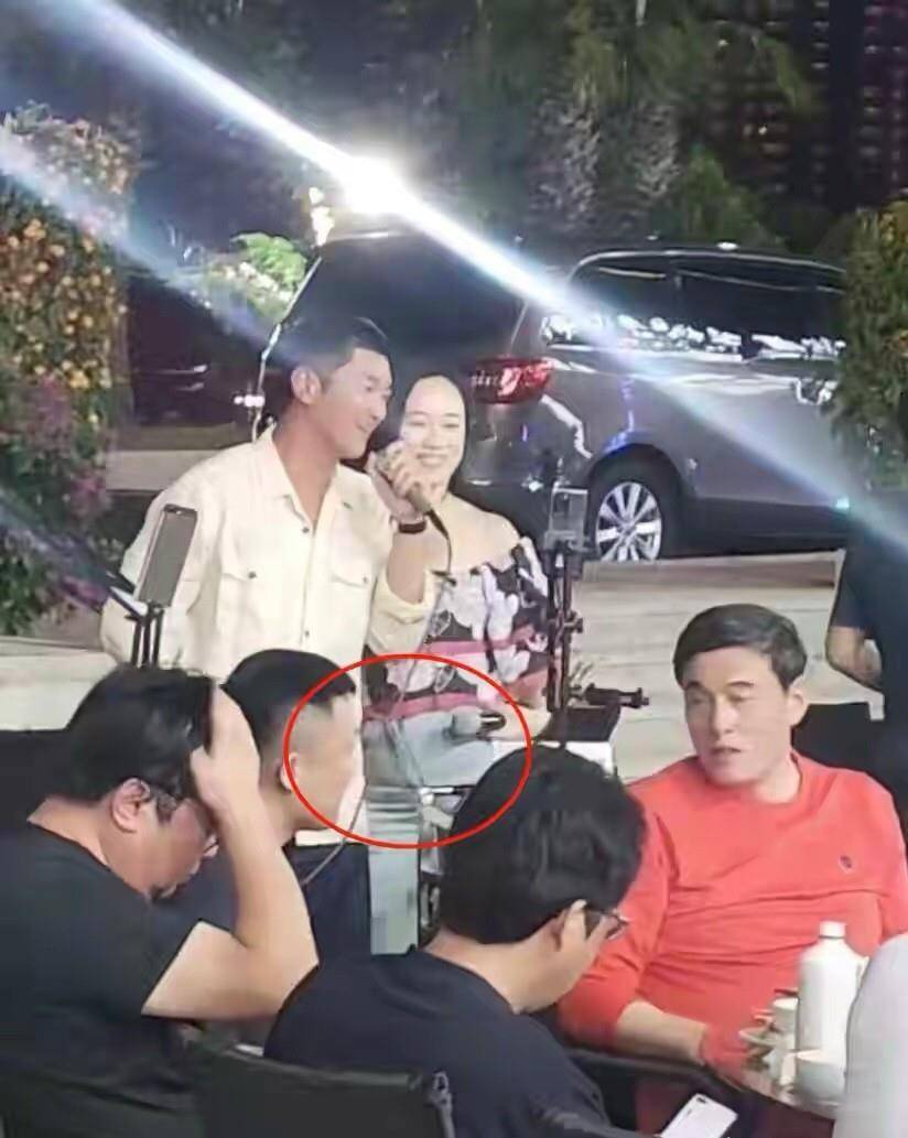 老公 霍思燕同老公街头唱歌，穿紧身裤大肚腩包不住，满脸肉感有旺夫相