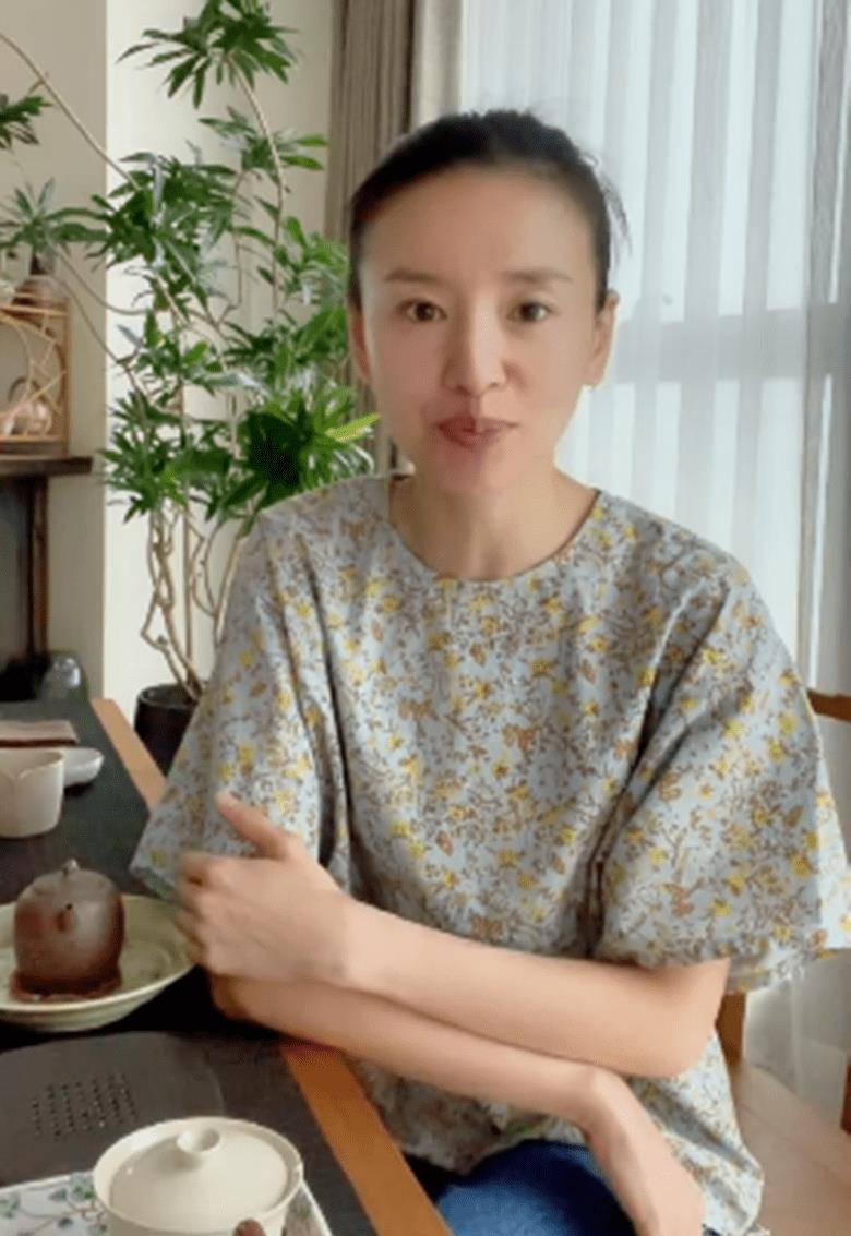 状态 董洁去参加培训班，没滤镜暴露真实颜值，素颜憔悴苍老了很多