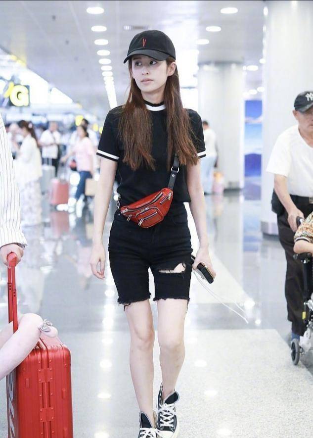 双手 颖儿带娃走机场，双手抱娃秒变女超人，3岁女儿扎小啾啾大头抢镜
