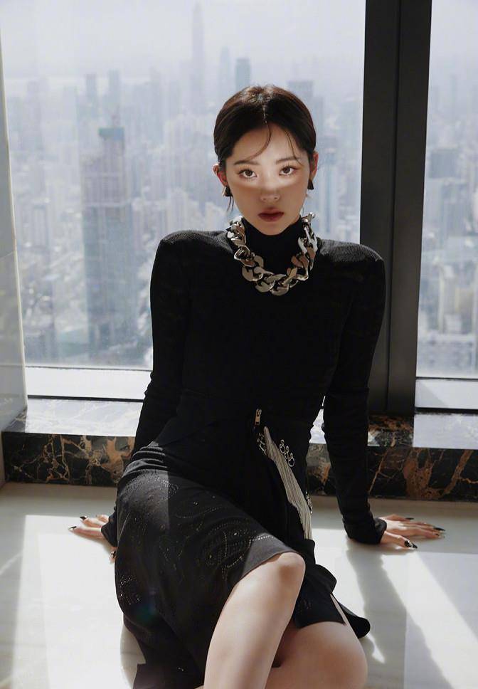 一身 欧阳娜娜风格大变样！染黑指甲穿长裙认不出，罕见浓妆变美艳女郎