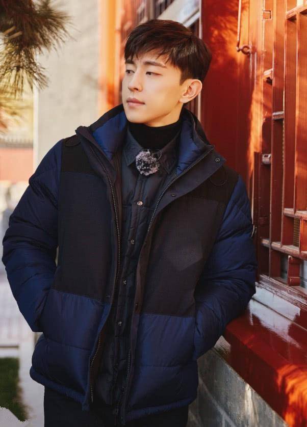 一身 邓伦着一身西装现身活动,新剧饰演北宋中医,女主不再是杨紫!