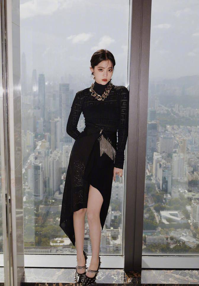 一身 欧阳娜娜风格大变样！染黑指甲穿长裙认不出，罕见浓妆变美艳女郎