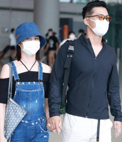 布鞋 何超莲窦骁手牵手出镜，男才女貌很登对，穿百元国货布鞋真低调