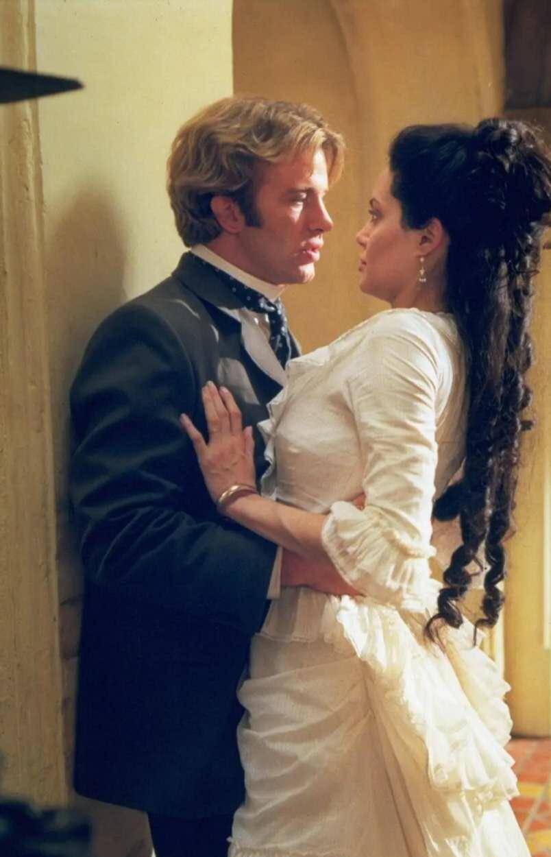 巴斯尔 欧洲古典服饰|这6部电影里有最好看的巴斯尔裙