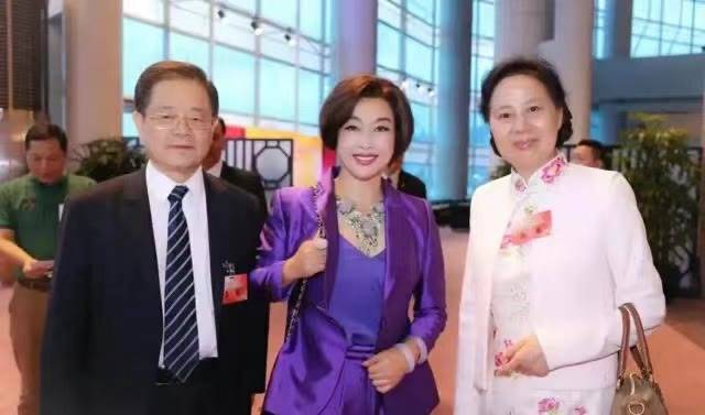 西装 刘晓庆越老越“招摇”，一身亮紫色西装华丽高级，气场确实挺强大