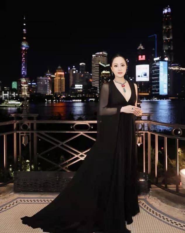 黑色 章小蕙真壕，戴的项链钻石一颗比一颗大，配黑色礼服贵妇范十足