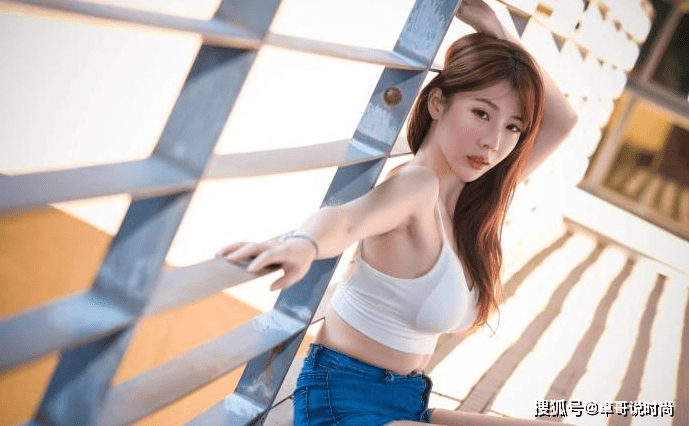 颜色 吊带背心显潮流，时尚穿搭，甜美又动人，你收藏了吗？
