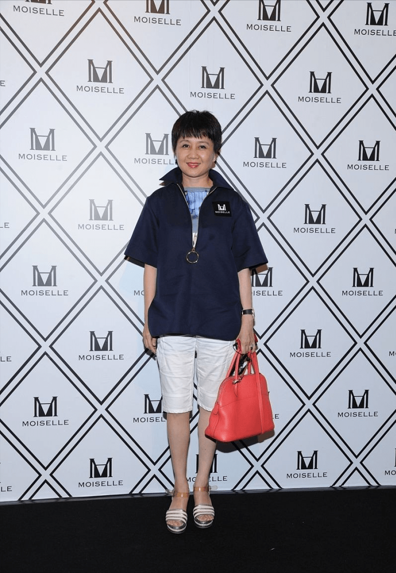 套装 四太梁安琪果然有赢家风范,套装裙装都显出气度,休闲风也霸气