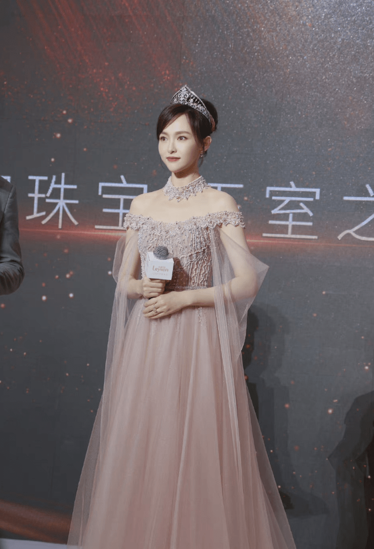线下唐嫣盛装出席线下活动，珠光宝气显尊贵，头戴皇冠像公主
