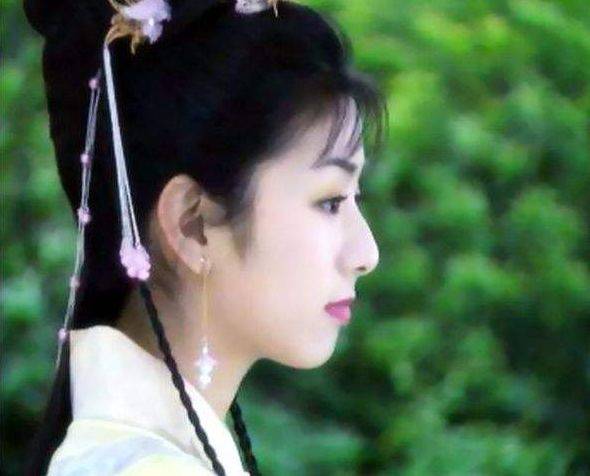 贾静雯 美人一袭黄衣,本以为赵丽颖、林心如够美,看到贾静雯:惊为天人