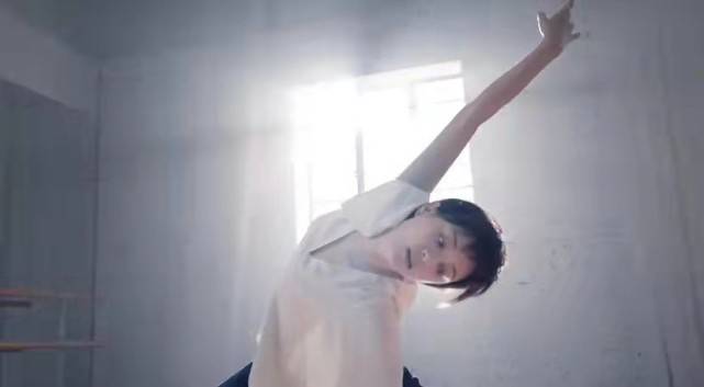 身姿 孙俪靠实力拿下顶奢代言！穿紧身裤轻松秀一字马，身姿轻盈哪像38