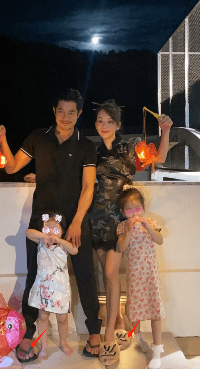 文化 郭富城阖家共度中秋，与方媛手提花灯秀恩爱，俩女儿穿旗袍太呆萌