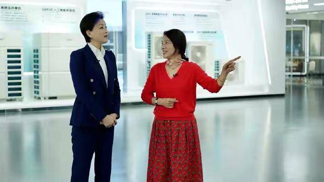 丝巾 董明珠越老越时髦,穿开衫配渔夫帽气质变温柔,走路依然是霸总范