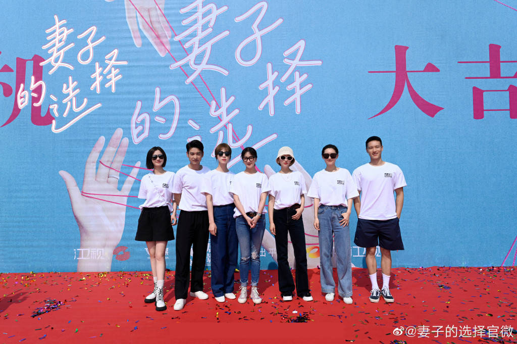 马吟吟|黄磊老婆孙莉时隔12年复出拍戏，开机现场墨镜遮面，女强人范十足