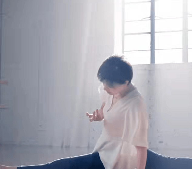 身姿 孙俪靠实力拿下顶奢代言！穿紧身裤轻松秀一字马，身姿轻盈哪像38