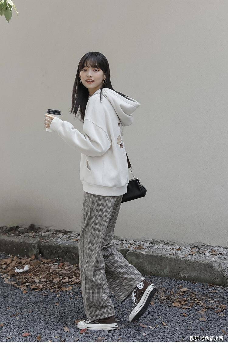 卫衣 越简单越高级!早秋推荐4条长裤,搭配卫衣、毛衣、衬衫都很时髦