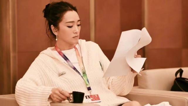 排场 巩俐大师班高调开课排场真大！她穿休闲装终于美了一回，赢过礼服