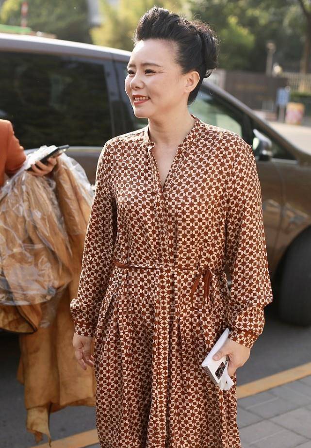 服装 龚琳娜真有艺术家的范儿,穿着优雅好温柔,梳大背头也挺美的