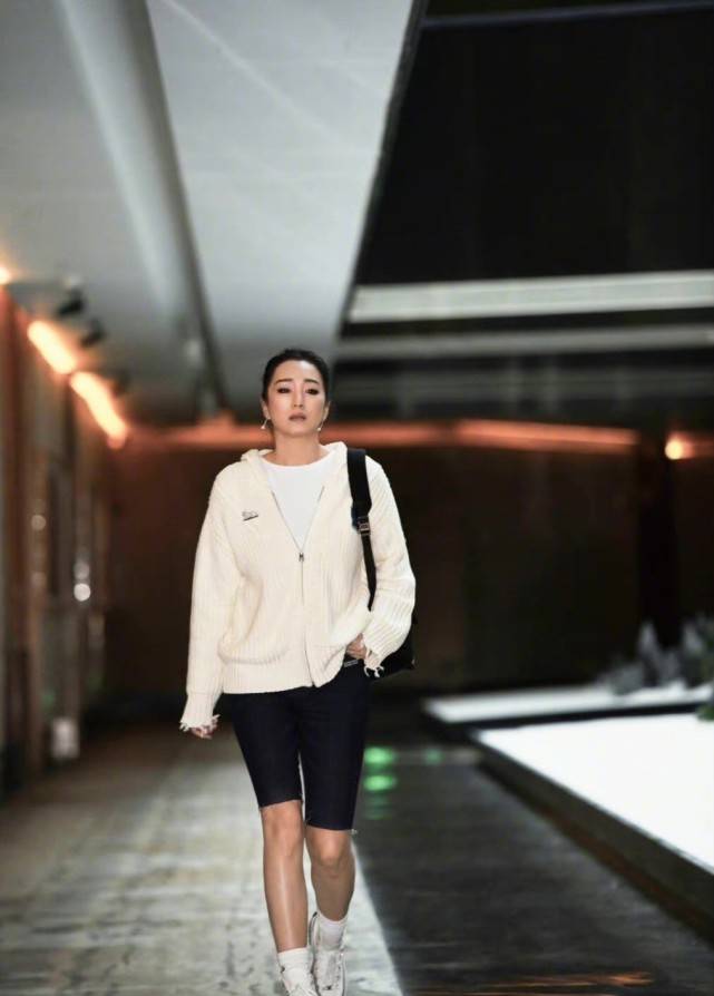 排场 巩俐大师班高调开课排场真大！她穿休闲装终于美了一回，赢过礼服