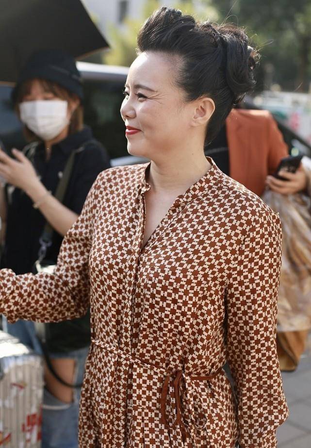 服装 龚琳娜真有艺术家的范儿,穿着优雅好温柔,梳大背头也挺美的