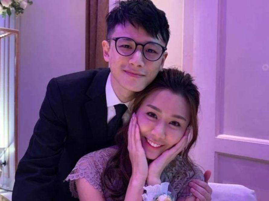 原创陈诗欣晒未婚夫送的聘礼,10只大金镯超级抢镜,估计价值20万左右