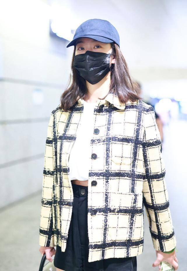 条纹 杨采钰真懂经典的美感，格纹条纹穿出轻奢感，气质高级又文艺