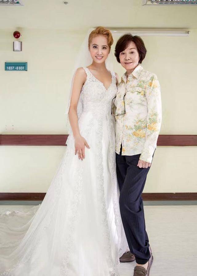 魅力 归亚蕾越老越耐看,穿花哨衣服也不显俗气,有了奶奶辈想要的优雅