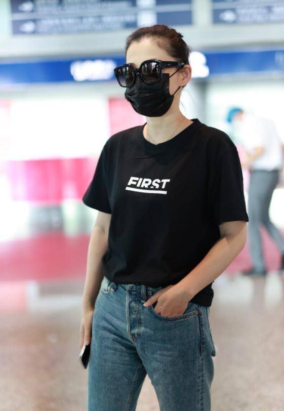 显得 梅婷瘦没了阿姨味,穿黑T配牛仔裤清爽减龄,普通款也穿出高级感