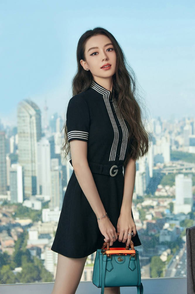 曲线美 吉娜再次穿针织衫走红毯，大领口剪裁“天鹅颈”抢镜，真有女人味