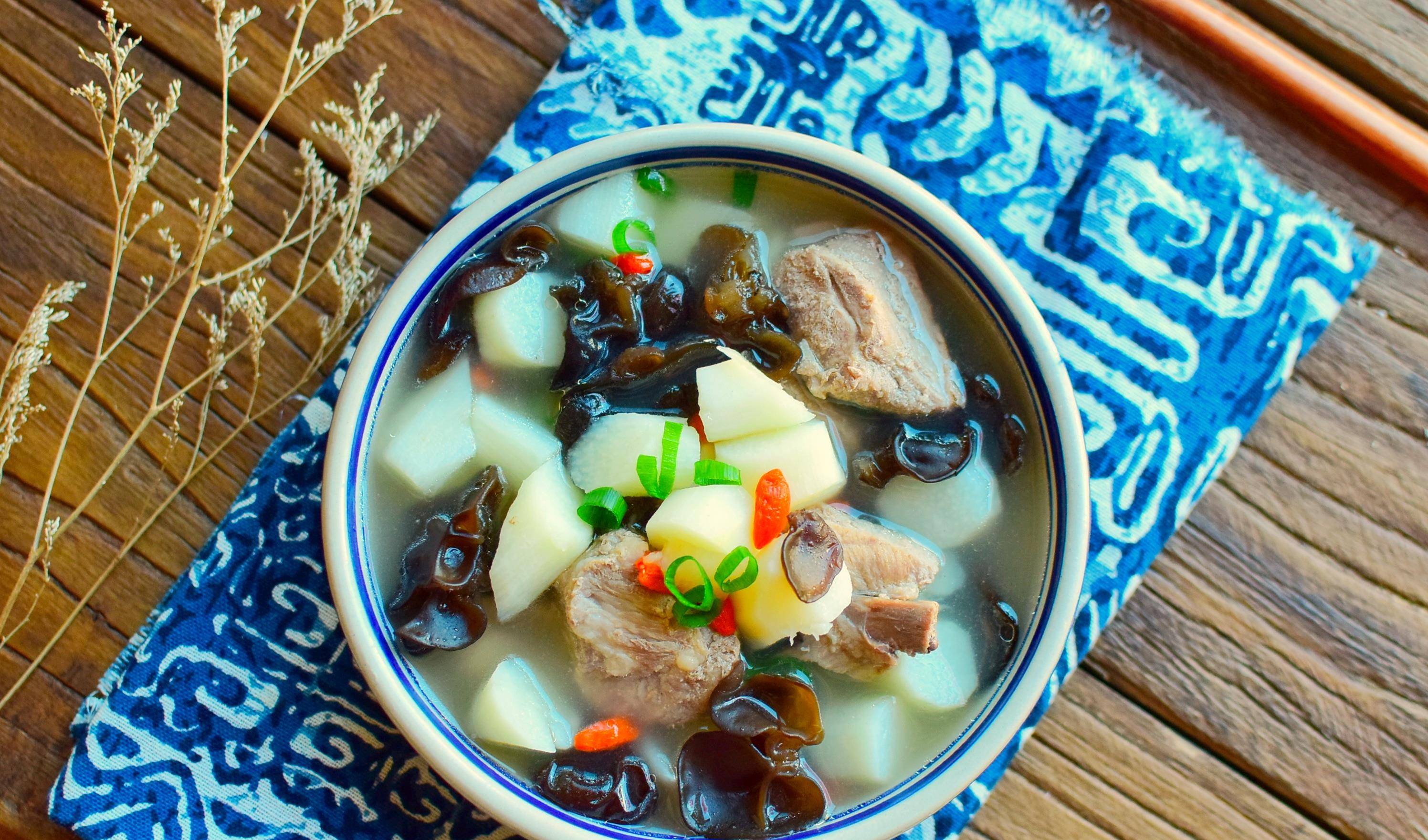 排骨汤怎么炖好喝又补钙 97d648d8b7f5419da5ec0828b382160a.jpeg