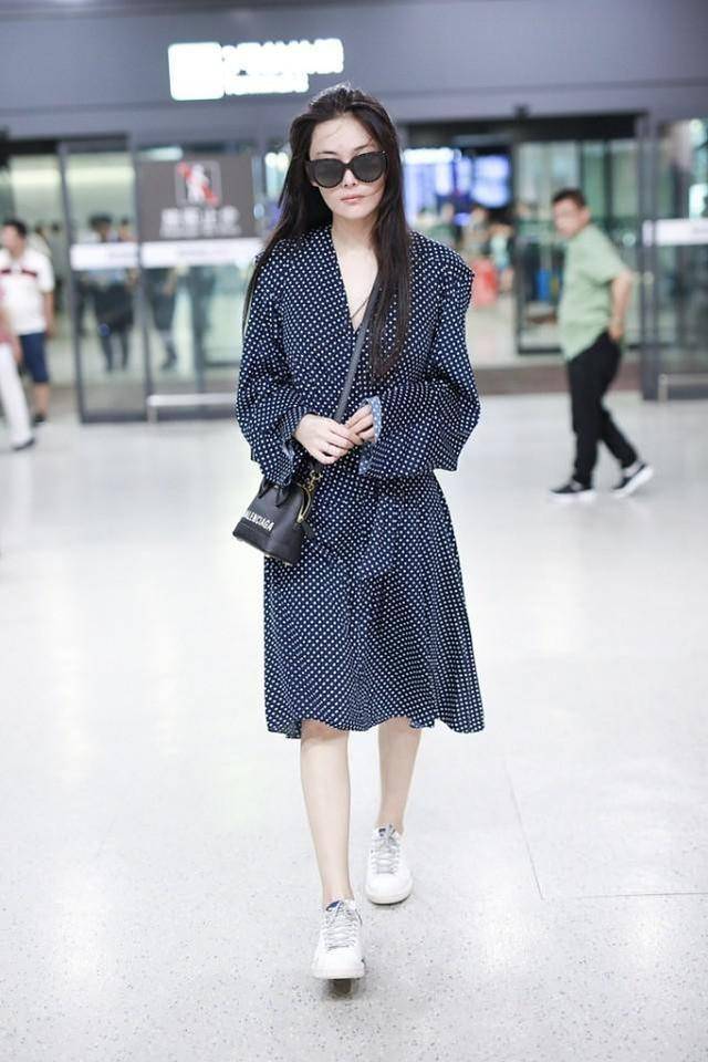 女子 长发的张馨予也挺霸气，穿长裙侧边开叉，坐着都看不出腰腹赘肉