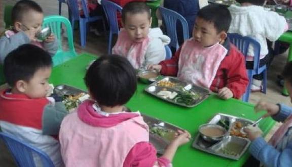 食欲|儿子总说幼儿园饭菜好吃，看到家长群的照片，我决定要给儿子转学