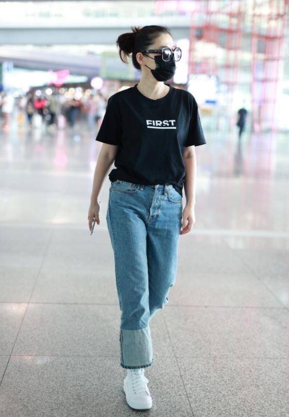 显得 梅婷瘦没了阿姨味,穿黑T配牛仔裤清爽减龄,普通款也穿出高级感