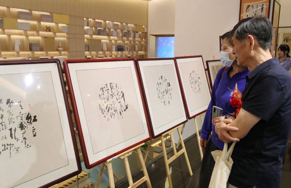 封面|情寄古城襄阳·墨韵汉江封面——梁发国2021书法作品展开幕