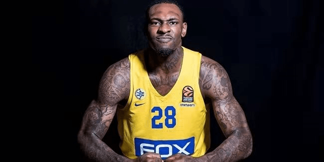 掘金与自由球员塔里克-布莱克达成了一份训练营合同,布莱克曾在火箭与