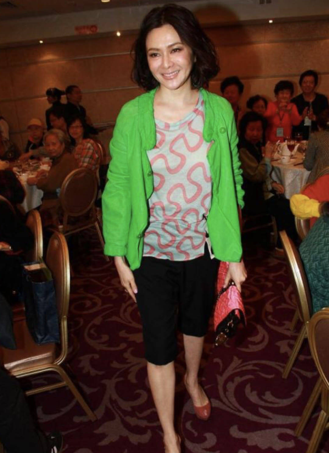 黑色 关之琳美人迟暮,穿绿色外套配黑色5分裤,有了“中年大婶”味道