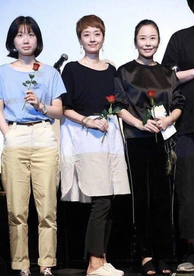 染红 马伊琍不修图脸部凹陷，本来就45岁再染红发，更像大婶了！