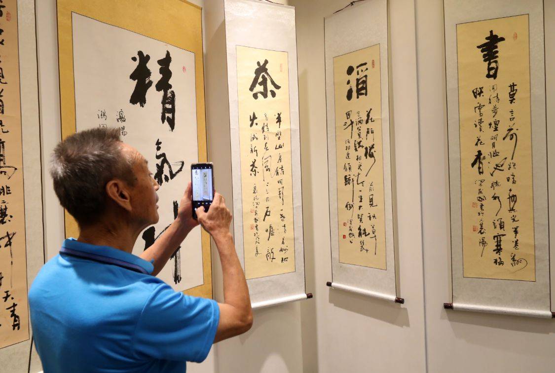 封面|情寄古城襄阳·墨韵汉江封面——梁发国2021书法作品展开幕